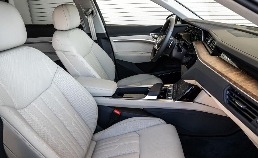 Интерьер Audi e-tron 55 Quattro 2019 года  (NA) (фото 19 из 40)